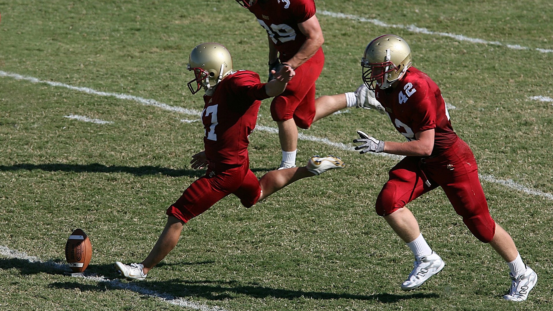 本土足球明星温情助力青少年发展计划，足球明星 受欢迎